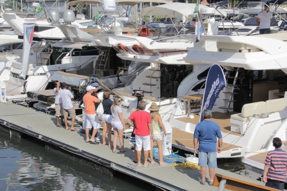 Clientes a espera para conhecer o barco por dentro