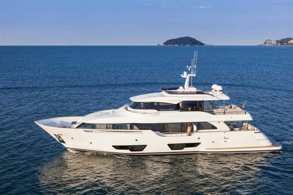 FERRETTI CUSTOM LINE NAVETTA 28M