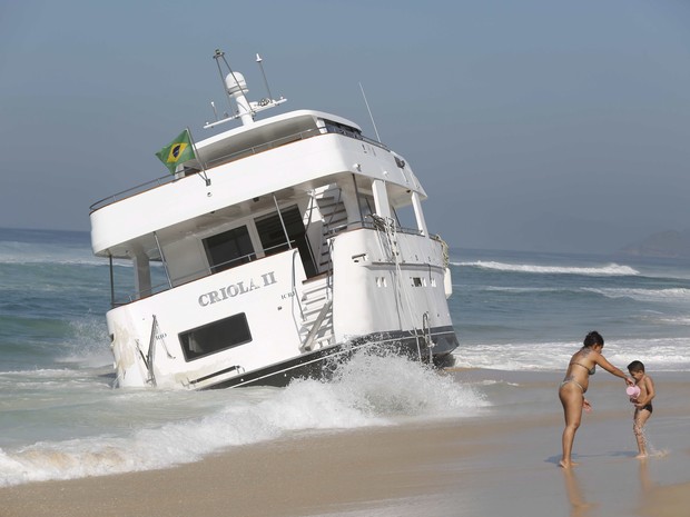 Iate Criola 2 encalha em praia no Rio