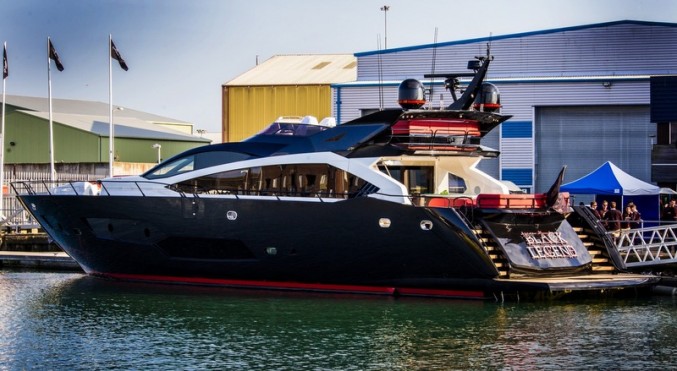 Sunseeker-101-Sport-Yacht-BLACK-LEGEND