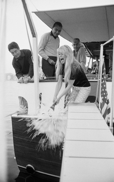 3 – Brigitte Bardott batizando o barco do produtor Raoul Levy em 1959
