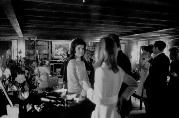 6 – Jackie Kennedy a bordo do yacht Christina, durante seu casamento, recebendo os cumprimentos de Aristotle Onassis em 1968