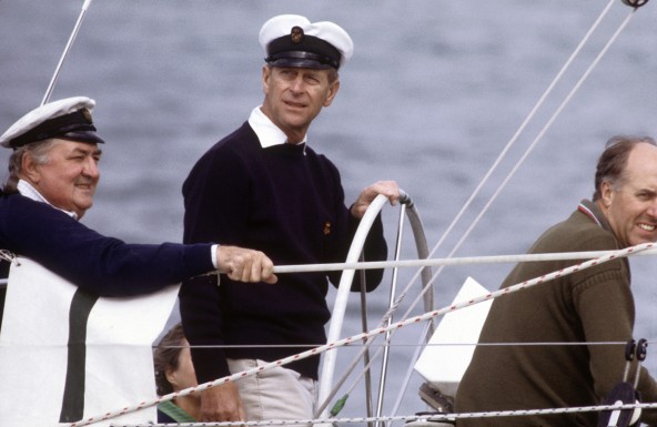7 – Prince Philip, o duque de Edinburgh, competindo para Queen’s Cup, na Cowes Regatta, em 1982