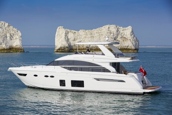 Princess 68 realiza teste de mar