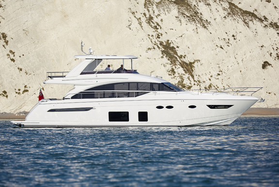 Princess 68 realiza teste de mar