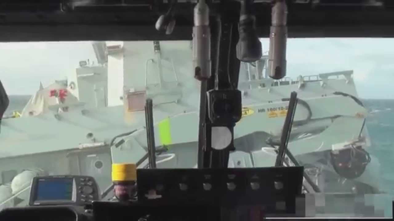 [Vídeo] – Helicóptero faz pouso incrível em navio militar em movimento