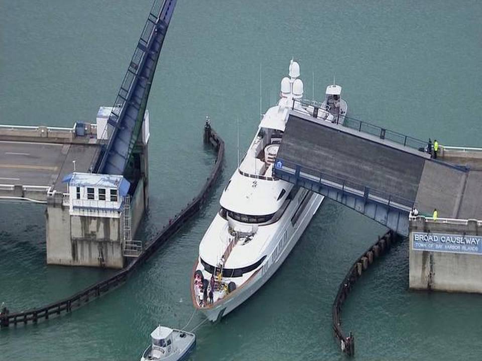 Iate de 161 pés bate em ponte nos EUA