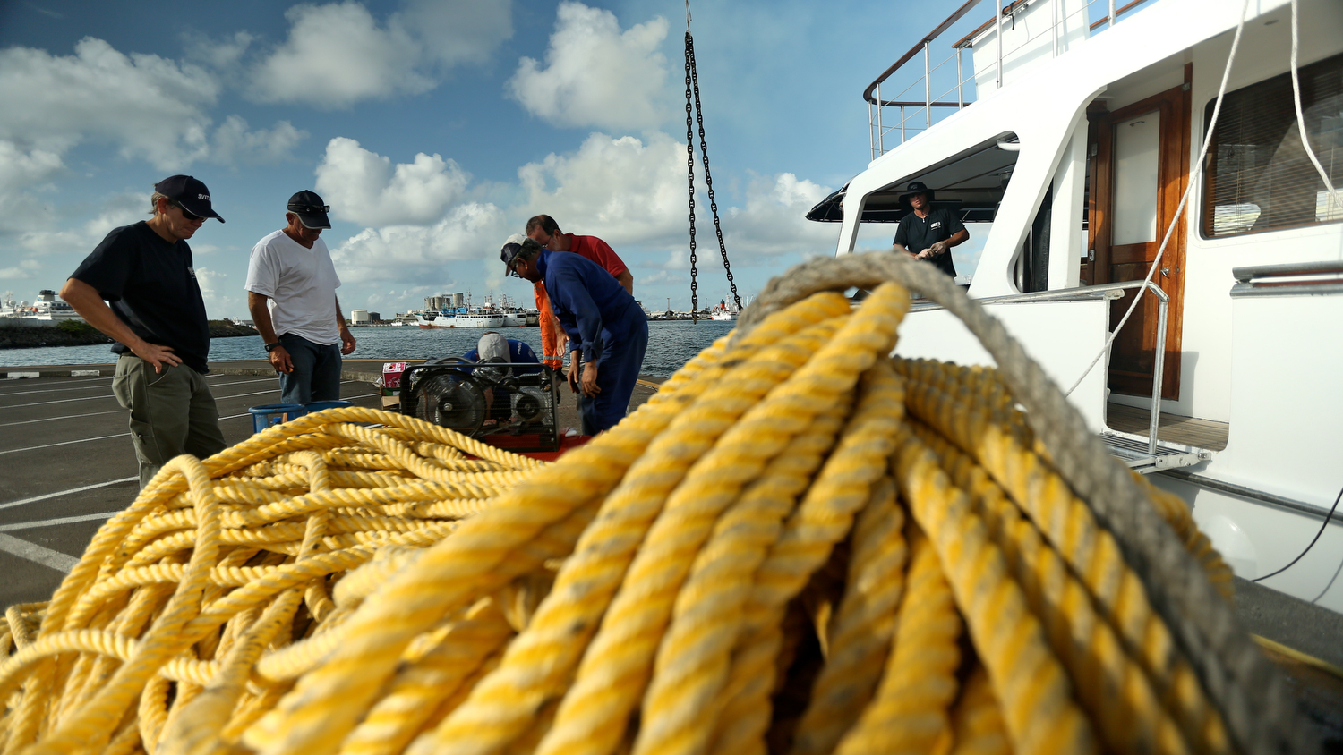 Equipe tenta recuperar todas as partes do barco (Foto Volvo Ocean Race)