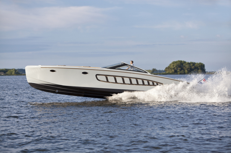 Lancha Stagnum chama atenção no Dusseldorf Boat Show