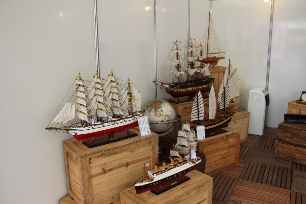 Estande Píer 22 - Barcos Antigos e Peças de Decoração