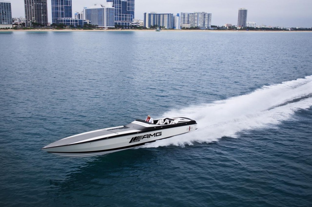 amg-black-series-cigarette-boat-has-2700-hp_4