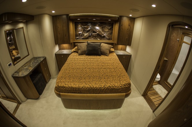 Motor-yacht-Clean-Sweep-master-stateroom-665x443