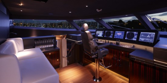 Feadship Como wheelhouse