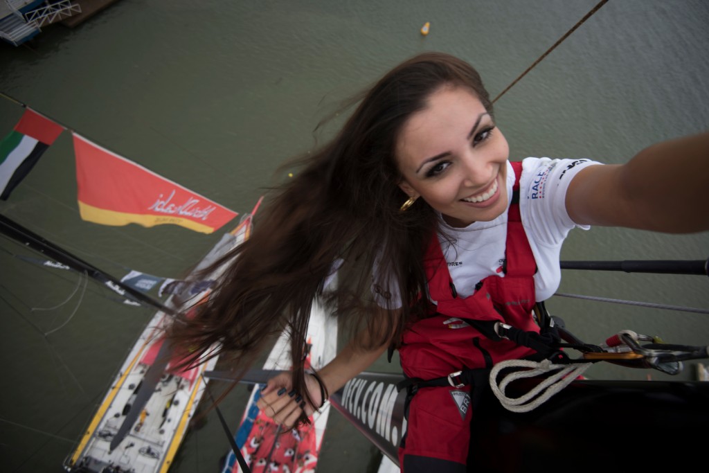 Beleza nas alturas. Miss faz selfie no novo mastro de barco chines