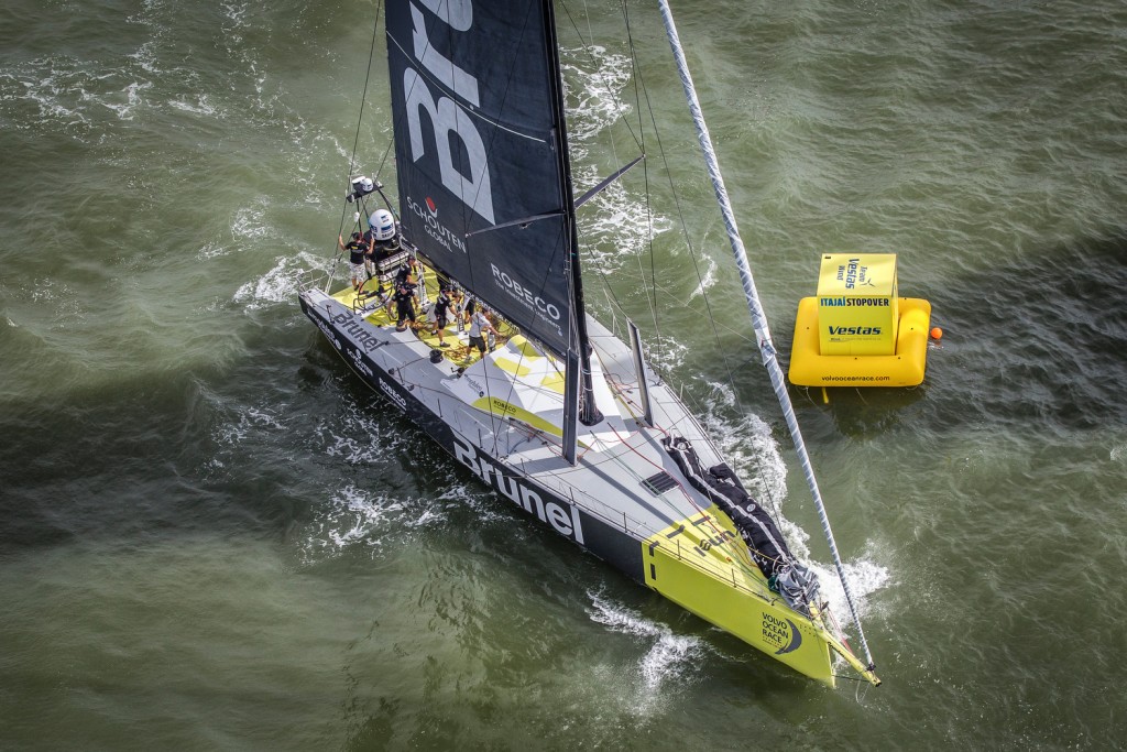 Holandeses vencem regata ‘sem vento’ em Itajaí