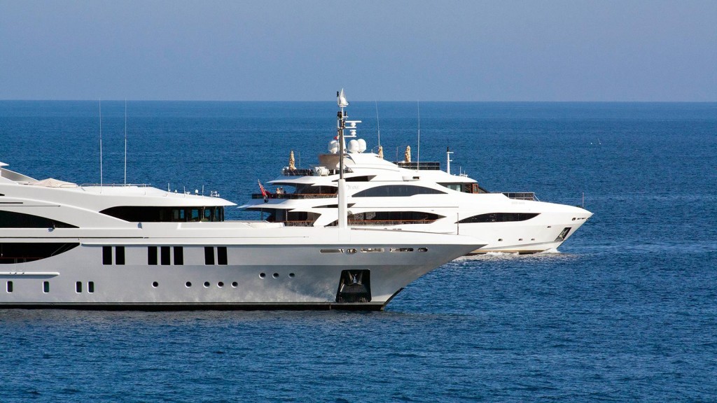 ANDREAS L & DIANE que ficam ancorados na Riviera, muito próximo a Cannes. O yacht de 60 m da Benetti ANDREAS L está a venda por 29 milhões de euros