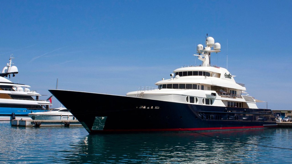 COCOA BEAN o mega yacht recém lançado pelo estaleiro americano TRINITY fazendo seu debut em Cannes