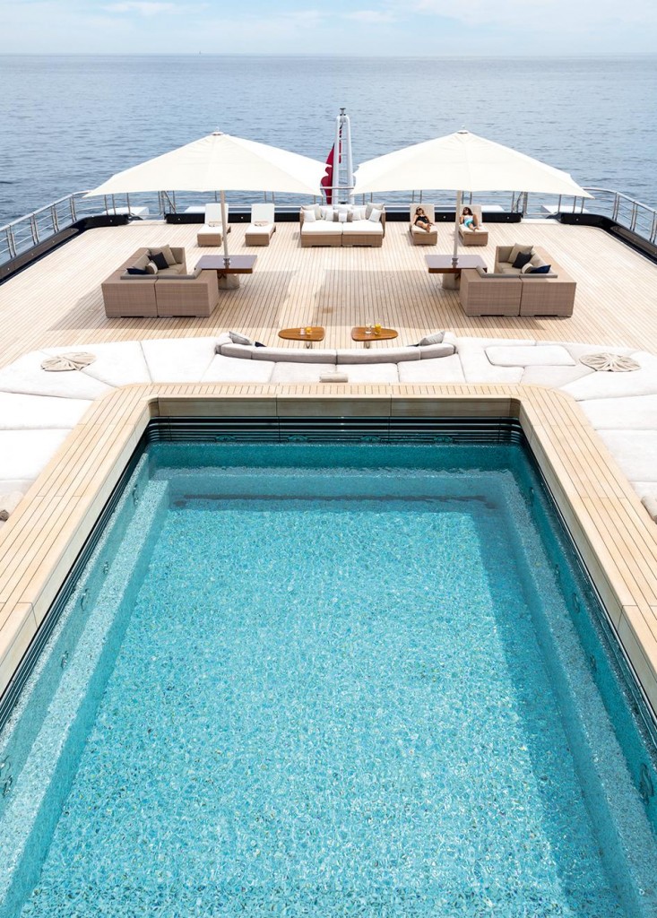 HZoWw2l5T6eIsEXzPzHc_portrait-luna-best-superyacht-pool-1260x1760