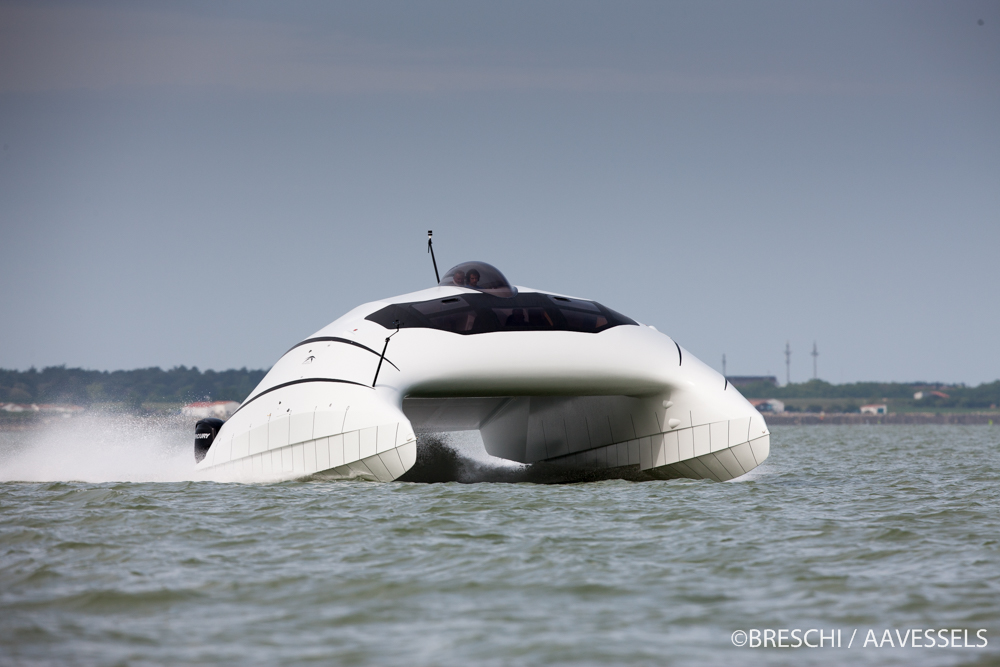 Protótipo futurista de catamarã tem superestrutura aerodinâmica