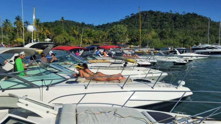 Marina Boat Day reúne mais de 150 embarcações na Ilha de Matarandiba