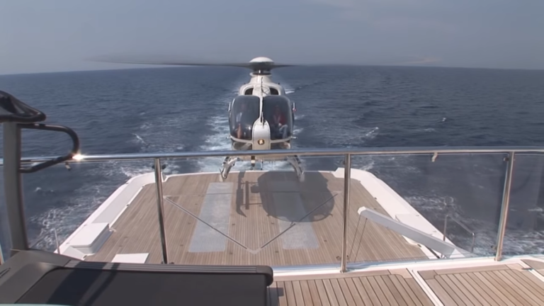 Helicóptero pousa em megaiate
