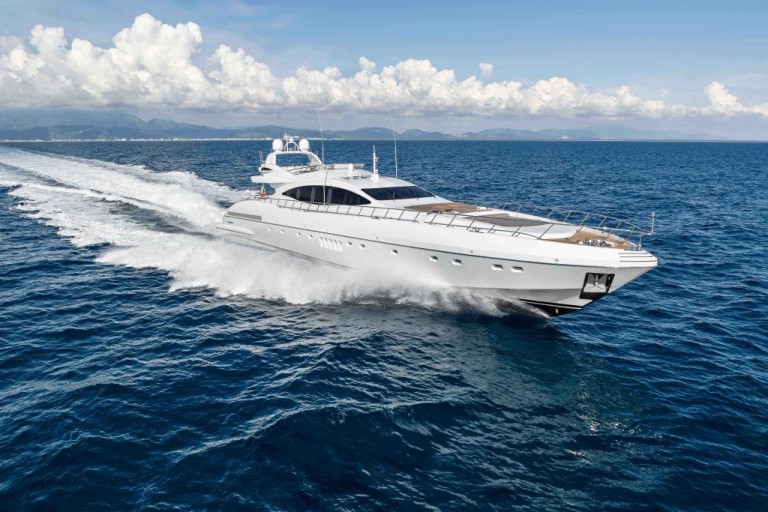 Grupo Overmarine vende segundo casco do iate Mangusta 132