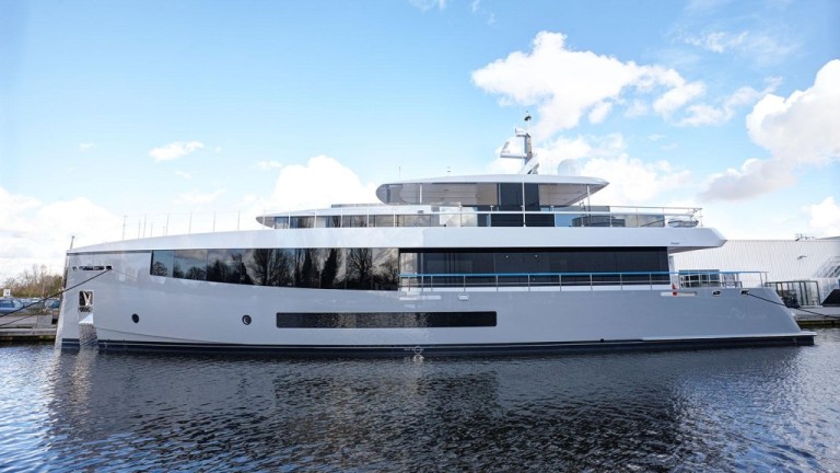 Feadship lança o primeiro de cinco iates compactos de 34 metros