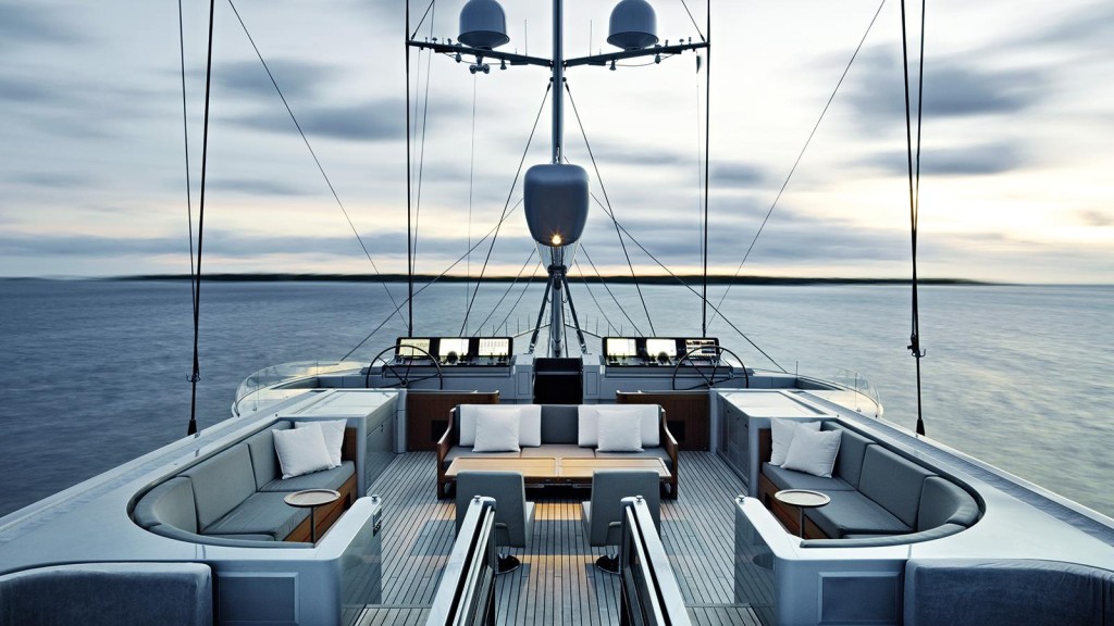 GeZ1VgT0uwIiUaaEAu6Q_Vertigo-yacht-aft-deck-1600x900