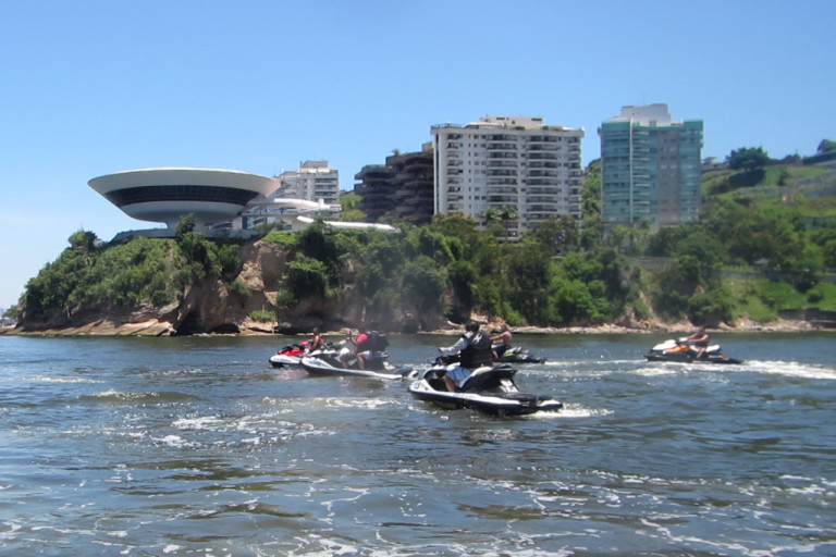 4º Carnajet reuniu dezenas de motos-aquáticas no RJ