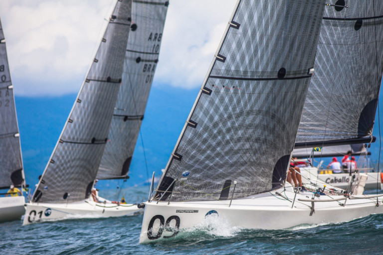 Caballo Loco atropela e vence no Circuito Ilhabela de vela oceânica