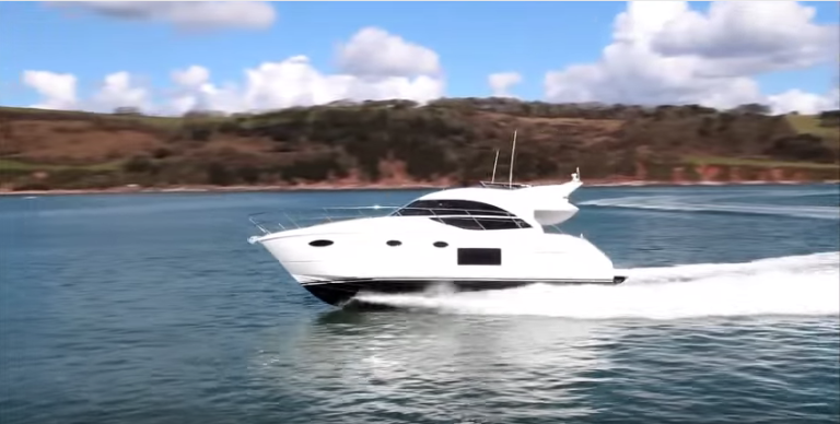 Princess 49 realiza primeiros testes de mar