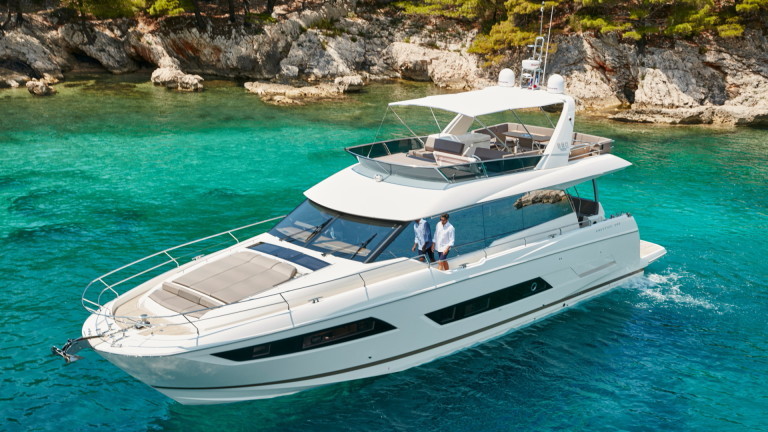 Prestige 680 completa a linha de iates de luxo do estaleiro francês