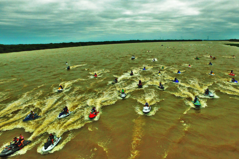 Grupo de motos aquáticas realiza passeio no Rio Grande do Sul
