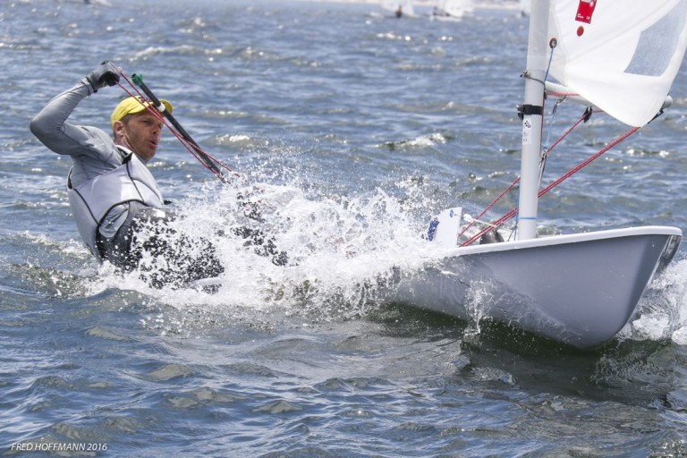 Robert Scheidt inicia luta pelo 12º título mundial na classe Laser
