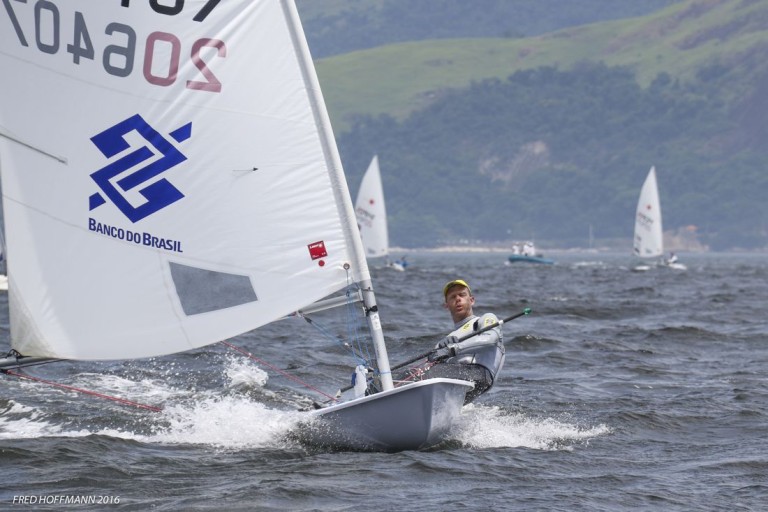 Robert Scheidt vence uma regata no primeiro dia do Mundial de Laser