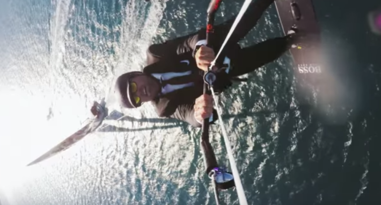 VELEJADOR DE KITE E IÇADO A 85 METROS DE ALTURA POR UM VELEIRO