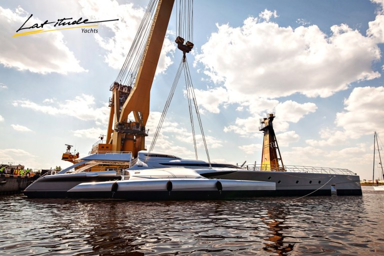 Os dois maiores e idênticos trimarãs do mundo