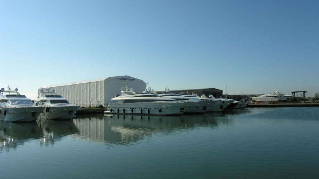 A Canados possui duas marinas privadas, com acesso direto ao mar. Eles também oferecem vagas para iates durante o inverno, manutenção programada e refits.