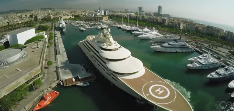 O maior do mundo? Dilbar atracando em Barcelona