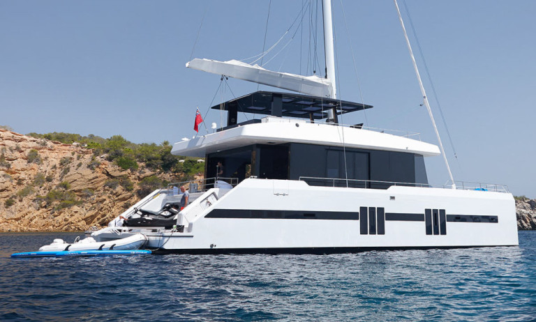 Estaleiro polonês apresenta catamarã a vela com coração de superiate