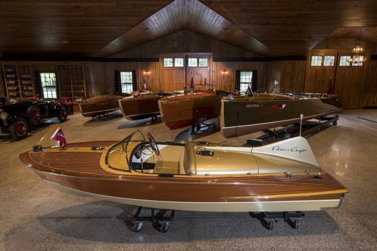 Conheça uma linda coleção de barcos de madeira