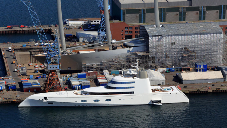 Encontro de Ases: M/Y “A” e o super veleiro “A” lado a lado