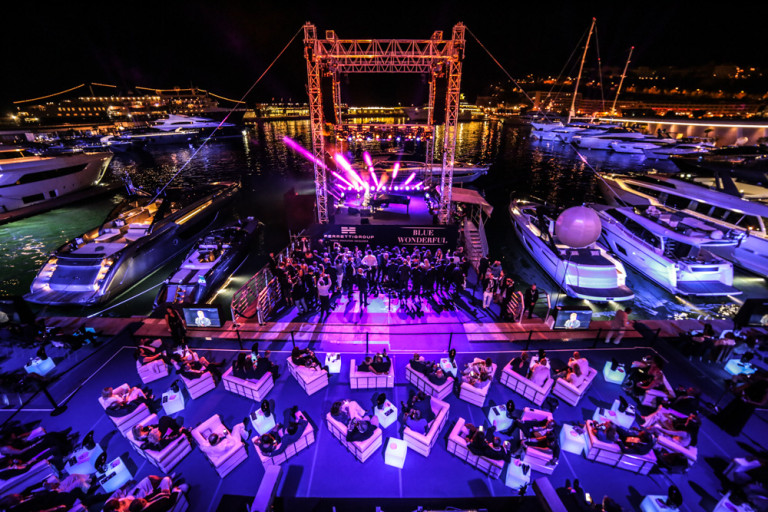 Sir Elton John faz apresentação exclusiva em evento da Ferretti