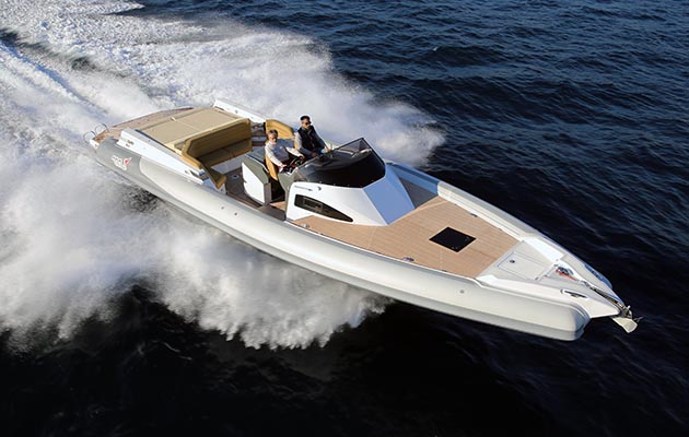 O mito 45 é o maior bote da linha MV Marine
