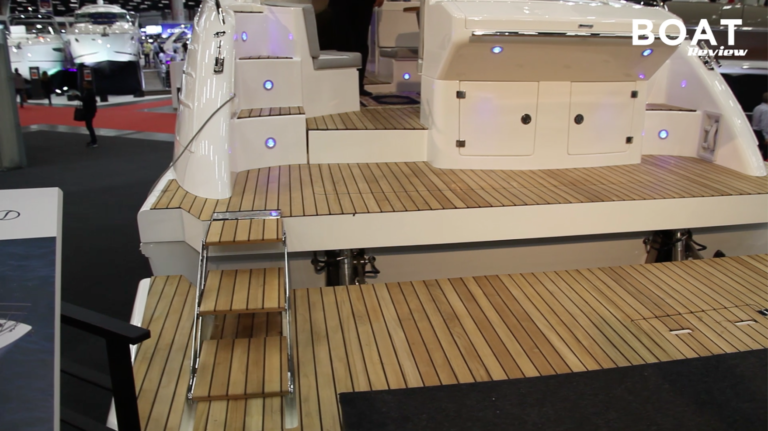 Boat Review – nova Phantom 400 HT com plataforma submergível para até 450 Kg