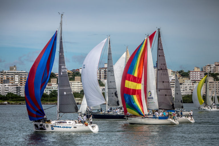 Tradicional Regata Mormaii acontece nesse sábado em Florianópolis