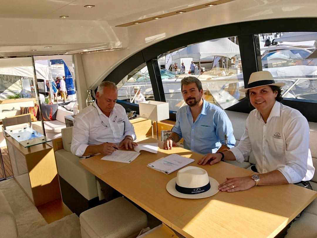 Novo acordo com a Pininfarina sendo assinado com a Schaefer Yachts com o escritório de Miami