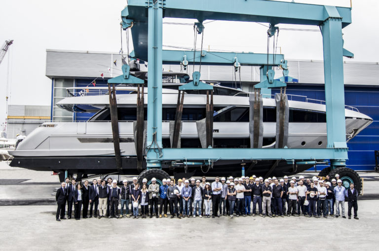 Riva apresenta o primeiro yacht Corsaro 100