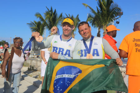 Robert e Maguila comemoram em Nassau (Troels Lykke/SSL)