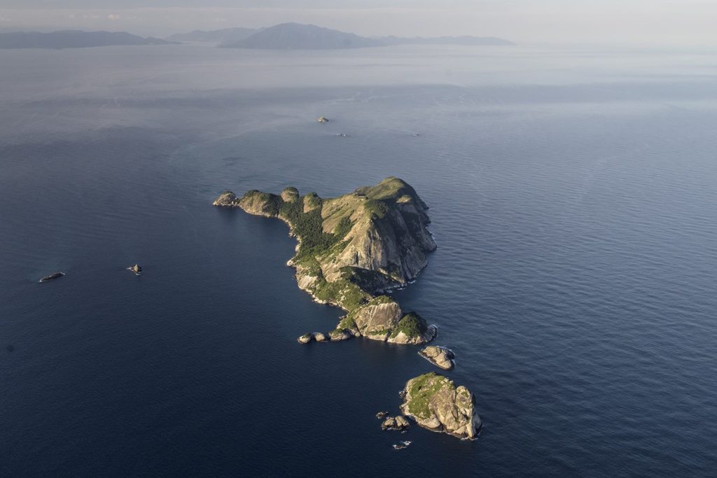 O Arquipélago dos Alcatrazes é composto de uma ilha principal, de 170 hectares, cercada por uma série de lajes e ilhas menores. Ao fundo pode-se ver Ilhabela e São Sebastião 